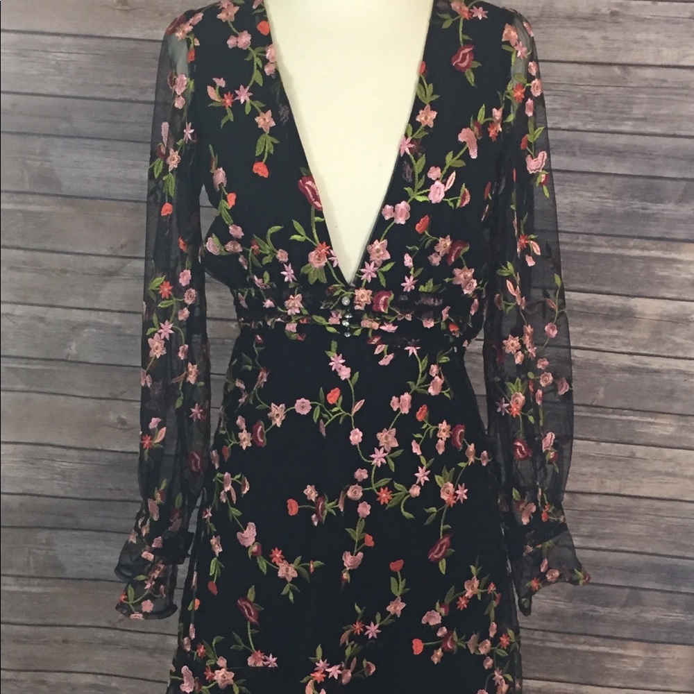 Flower embroidered backless dress